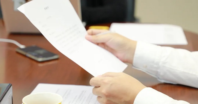 “每年能拿土地租金，不用一次性失去地，這‘以租代征’聽著挺劃算？”    不少農民朋友都會被這樣的“好事”迷惑，但實際上看似“穩賺”的“以租代征”，實則是征收方設下的“隱形陷阱”——表面是民事租賃，實則是規避法律的違法征收，最終土地權益難保，長遠保障也會落空。北京圣運律師事務所王有銀律師提醒，農民朋友千萬別被短期利益迷惑，今天就結合法律規定，徹底拆穿